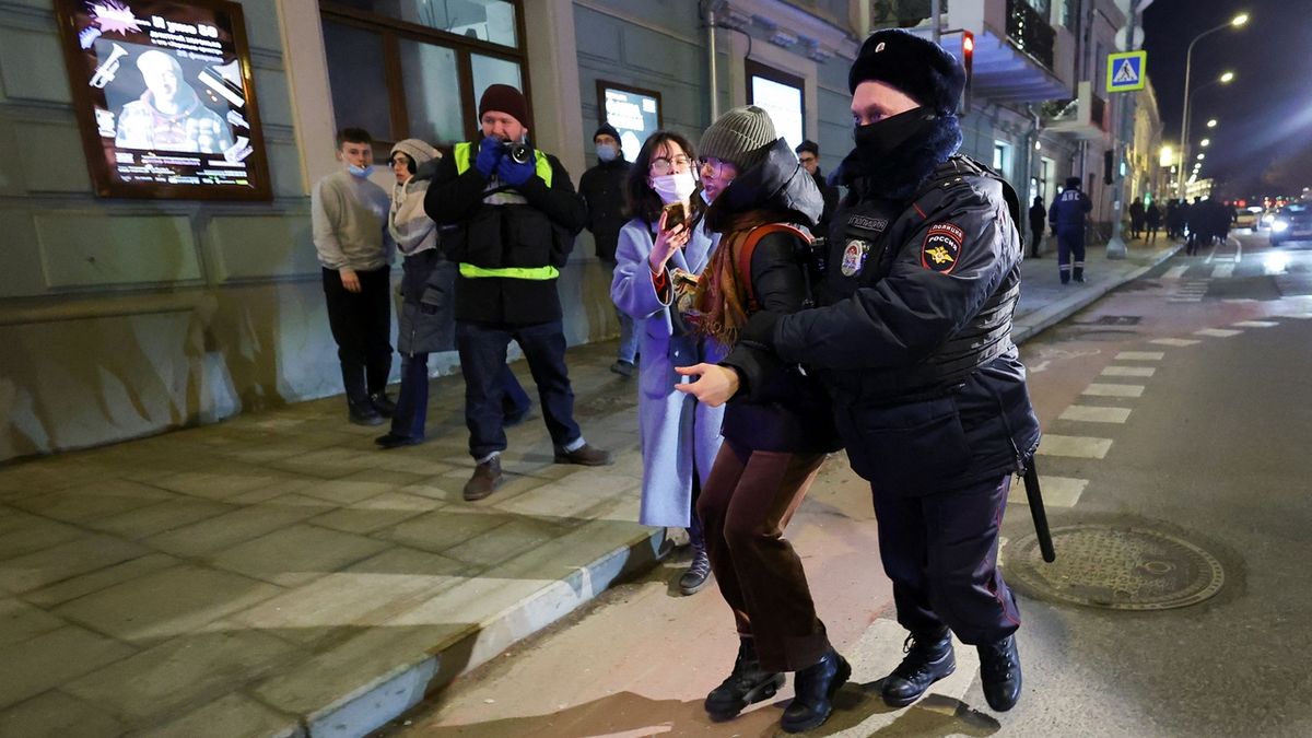 Policie v Moskvě i v Petrohradu rozhání protesty proti válce a zatýká